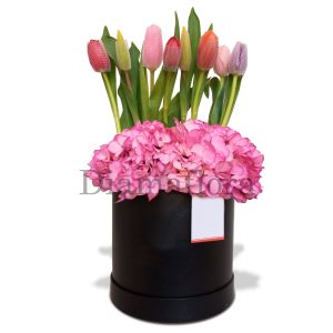 Arreglo de tulipanes de colores con hortensias fuxias