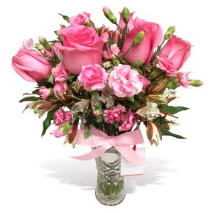 Florero de rosas rosadas y claveles